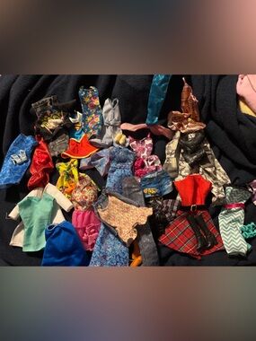 Barbie clothing shoe lot 25 plus items great condition
